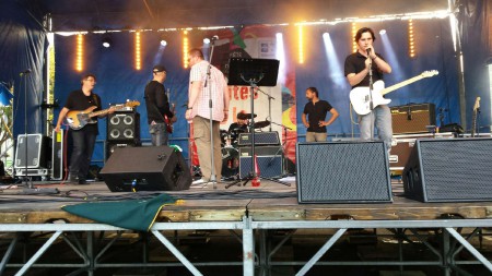 Concert sur la scène place Marquigny à Soissons (02)